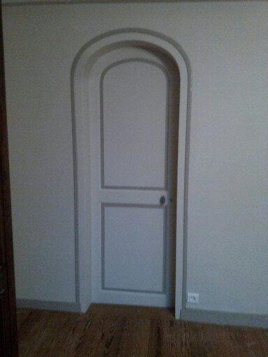 Porte cintrée peinte et parquet, finition soignée par l'artisan peintre
