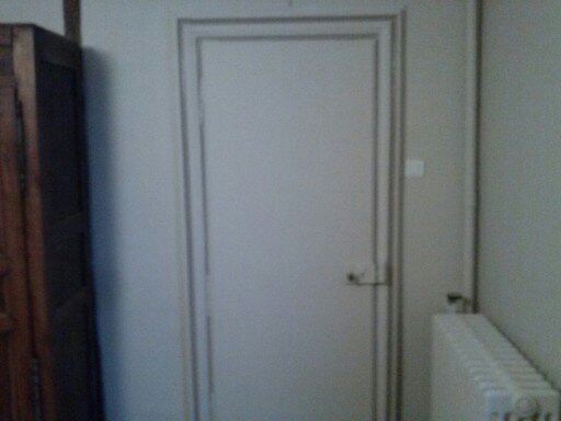 Porte et radiateur repeints dans une teinte grise mate